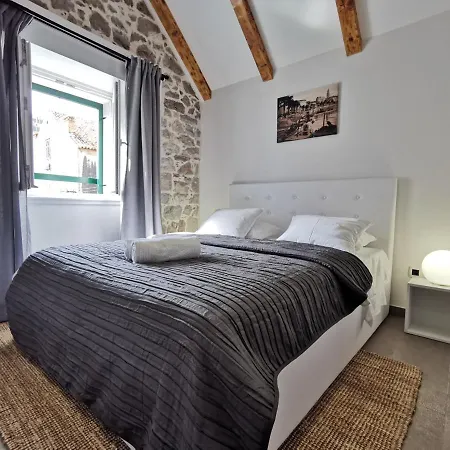 Fjaka Boutique Σπλιτ